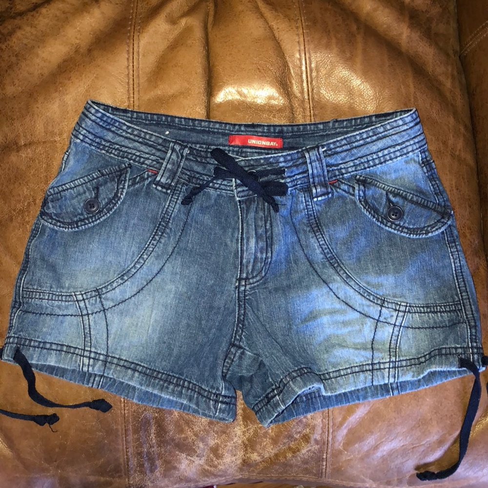 Denim shorts with ties and pockets